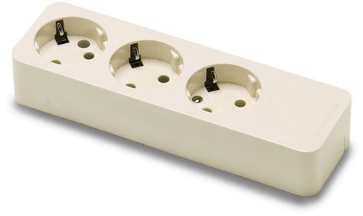 Base múltiple de 4 tomas con toma de tierra lateral de 16A 250V
